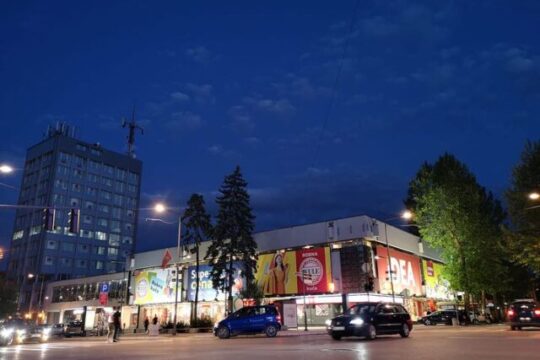 Gradska uprava Valjevo veče raskrsnica Karađorđeva i Vuka Karadžića ulica foto Dragan Krunić Objektiva.rs Valjevo by Night FOTO by Dragan Krunic Grad Valjevo radno vreme jesenje