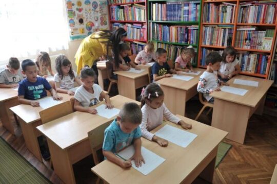 deca u klupi Objektiva.rs Valjevo redovna neposredna nastava KR Pinokio Andjeli čuvari