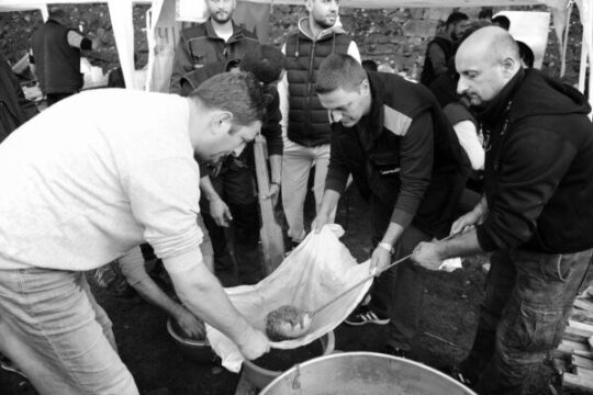 čvarkijada cedjenje masti i čvaraka Valjevo FOTO Dragan Krunić Objektiva.rs iz Valjeva