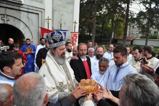 Vladika Episkop Valjevski Isihije lomljenje slavskog kolača foto Dragan Krunić Objektiva.rs Valjevo14 oktobar 2021
