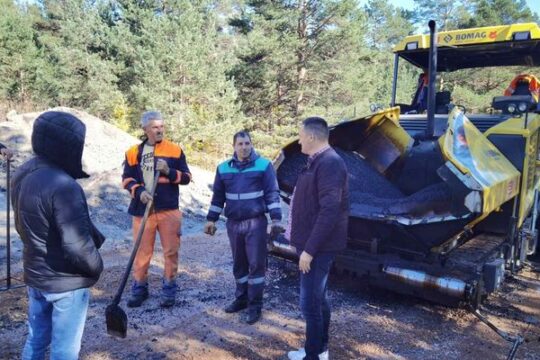 Divcibare asfaltiranje puta Branko Vukovic i radnici Preduzeca za puteve Valjevo