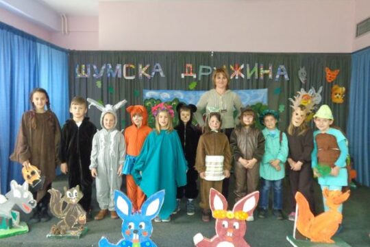 učiteljica Lucija Tasic predstava sa decom Osnovna skola Dragoljub Ilic Dračić