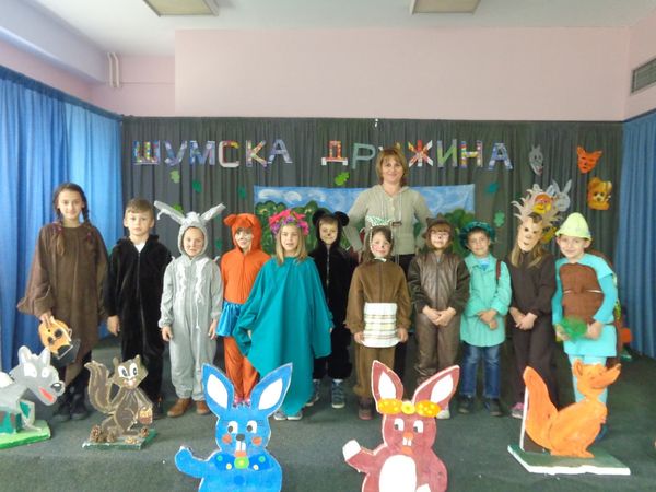 učiteljica Lucija Tasic predstava sa decom Osnovna skola Dragoljub Ilic Dračić