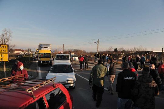 Valjevo Popučke blokada regionalnog puta građani odvode pijanog napadača na snimatelja 04 12 2021 foto DK