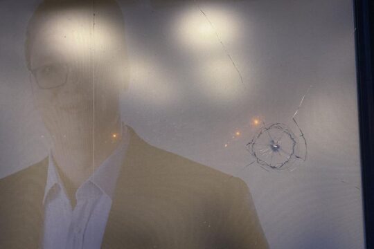 Valjevo puklo staklo na SNS prostorijama