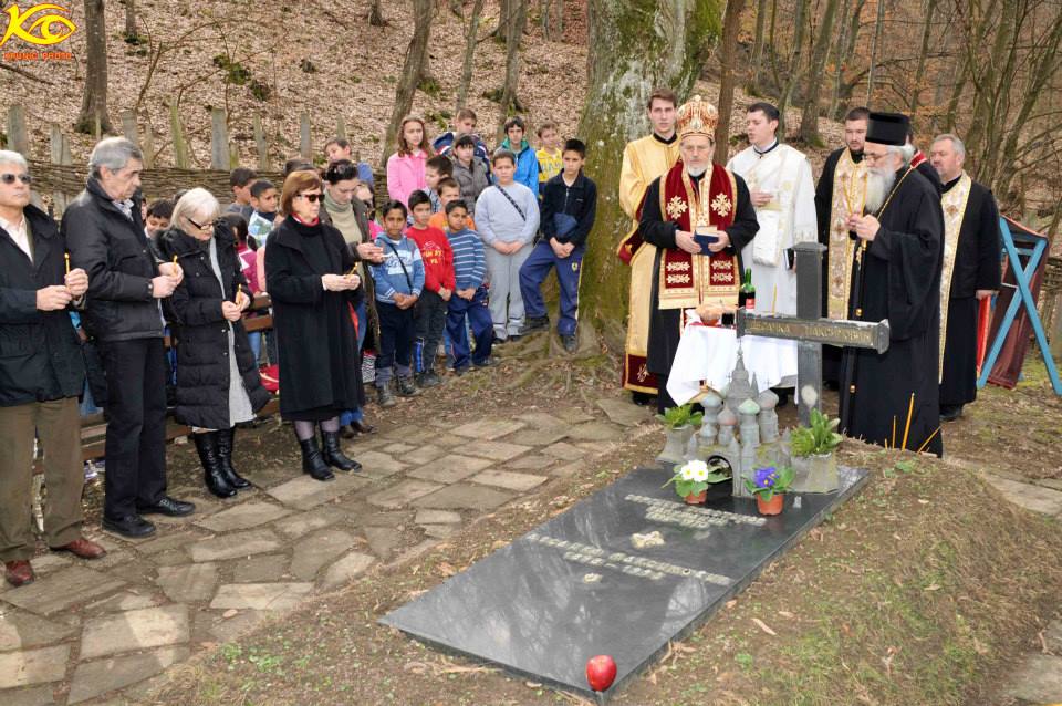 Valjevo Pomen pesnikinji Desanki Maksimović služili 2014. godine u Brankovini episkopi Valjevski, Milutin i šabački, Lavrrentije foto Dragan Krunić