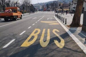 Autobusko stajalište u Ulici Vuka Karadžića 29 mart 2022 godine foto Snežana Jakovljević Krunić Objektiva.rs Valjevo
