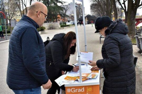 foto Evropski pokret u Srbiji - Valjevo akcija potpisivanja inicijative Grad je za ljude Objektiva.rs