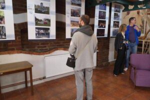 Otvaranje izložbe dokumentarne fotografije "Slike grada 365" u Muzeju zavičajnih pisaca u Valjevu foto Snežana Jakovljević Krunić Objektiva.rs