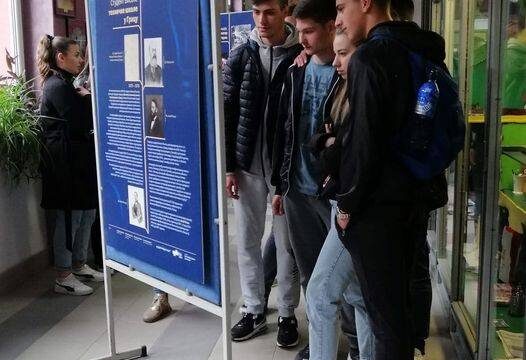 Izlozba-u-Tehnickoj-18-04-2022-djaci-kod-panoa prenosi objektiva.rs iz Valjeva