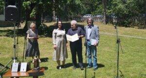 16-5-2022-urucena-nagrada Desanka Maksimović -poziranje-laureat-Objektiva.rs-Foto-Snezana-Jakovljevic-Krunić Brankovina