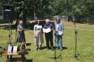 16-5-2022-urucena-nagrada Desanka Maksimović -poziranje-laureat-Objektiva.rs-Foto-Snezana-Jakovljevic-Krunić Brankovina