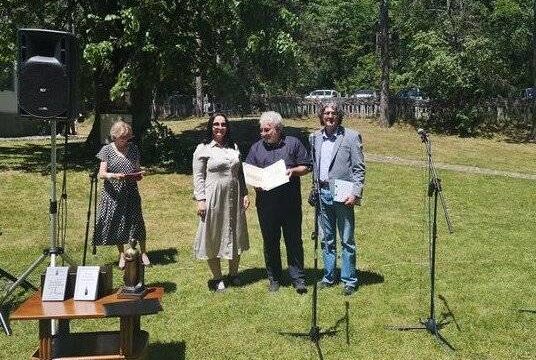 16-5-2022-urucena-nagrada Desanka Maksimović -poziranje-laureat-Objektiva.rs-Foto-Snezana-Jakovljevic-Krunić Brankovina
