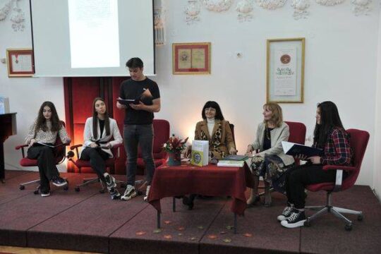 promocija knjige Enlere profesorke sociologije u penziji JOvanke Božić u Svečanoj sali Valjevske gimnazije 19. april 2022 Objektiva.rs Valjevo foto Dragan Krunić