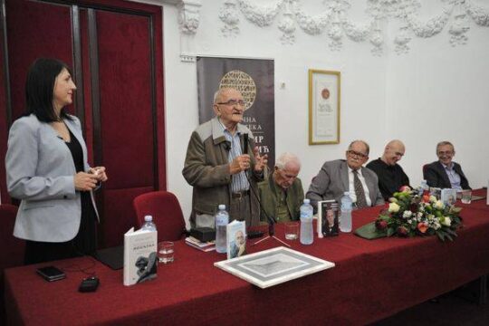 Novinar Miloš Jevtić Odgovori #Matična biblioteka Valjevska gimnazija Violeta Milošević FOTO Dragan Krunić Objektiva.rs Valjevo