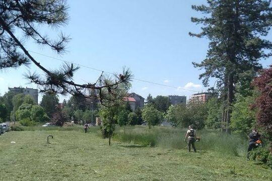 Opšta bolnica u Valjevo košenje trave zatvorenici donacija trimeri od Opštine Mionica 13. maj 2022. godine