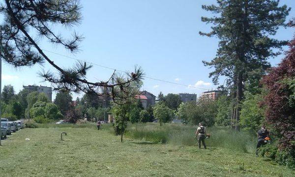 Opšta bolnica u Valjevo košenje trave zatvorenici donacija trimeri od Opštine Mionica 13. maj 2022. godine
