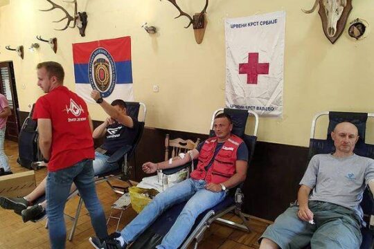 Crveni krst Valjevo akcija dobrovoljnog davanja krvi davaoci Udruženje Policajac 2004 Valjevo Objektiva.rs