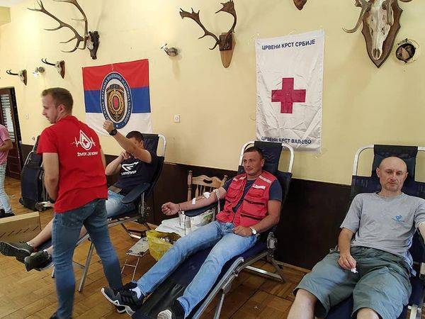 Crveni krst Valjevo akcija dobrovoljnog davanja krvi davaoci Udruženje Policajac 2004 Valjevo Objektiva.rs