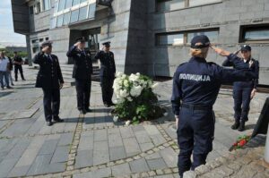 Dan-policije-MUPa-i-slava-Prve-Trojice-12-06-2022-polaganje-venca-rukovodstvo-PU-Valjevo-na-plocu-palim-policajcima. Objektiva.rs Valjevo FOTO Dragan Krunić
