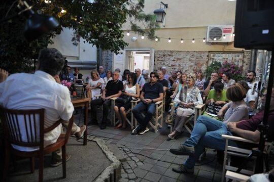 Dvoriste-publika-21-06-2022-Maticna-biblioteka-Ljubomir-Nenadovic-Valjevo-FOTO-Dragan-Krunic-Objektiva.rs-Valjevo