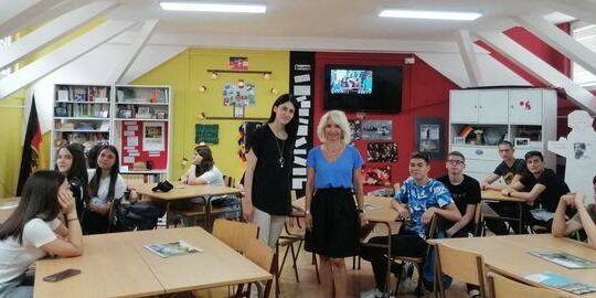 Leteci-razred-u-Tehnickoj-skoli-program-posvecen-profesoru-Zivoti-Filipovicu-odrzan-06-juna-2022-Dusica-Rajevac-i-Ivana-Vujic Valjevo Objektiva.rs