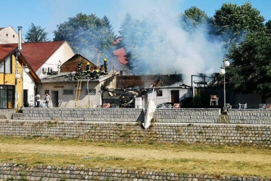 19 07 2022 požar u Čika Ljubinoj ulici zahvatio krovove šest lokala FOTO Dragan Krunić Objektiva.rs Valjevo
