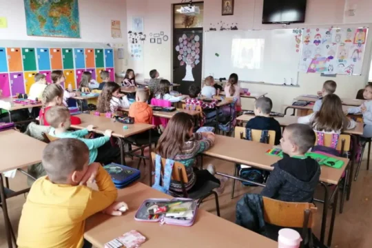 Djaci-u-skolskim-klupama-08-2022 učionica đaci deca škola Objektiva.rs Valjevo FOTO Ministarstvo prosveta obrazovanje