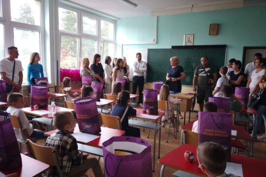 Europrom-paketici-u-Prvoj-osnovnoj-za-djake-prvake-30-08-2022-FOTO-Snezana-Jakovljevic-Krunic-Objektiva.rs-Valjevo.jpg