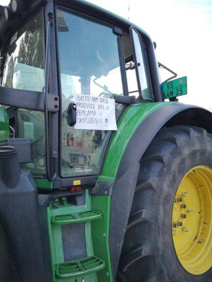Novi-Sad-protest-poljoprivrednika-traktor-s-natpisom-13-08-2022-Objektiva.rs-Valjevo-FOTO-Snezana-Jakovljevic-Krunic.jpg