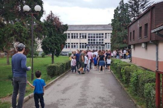 Prva-osnovna-skola-u-Valjevu-FOTO-Snezana-Jakovljevic-Krunic-Objektiva.rs-Valjevo-crop-fb.jpg polazak u prvi razred