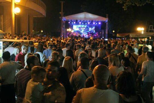 TV-3-koncert-Riblje-corbe-sa-publikom-FOTO-Dragan-Krunic-Objektiva.rs-Valjevo.jpg