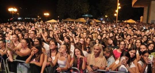 publika-na-koncertu-Natase-Bekvalac-35-Tesnjarske-veceri-mladi-avgust-2022-FOTO-Dragan-Krunic-Objektiva.rs-Valjevo-a.jpg