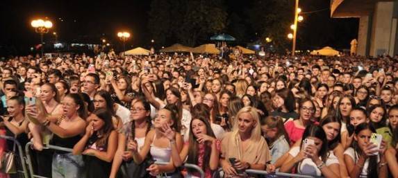 publika-na-koncertu-Natase-Bekvalac-35-Tesnjarske-veceri-mladi-avgust-2022-FOTO-Dragan-Krunic-Objektiva.rs-Valjevo-a.jpg