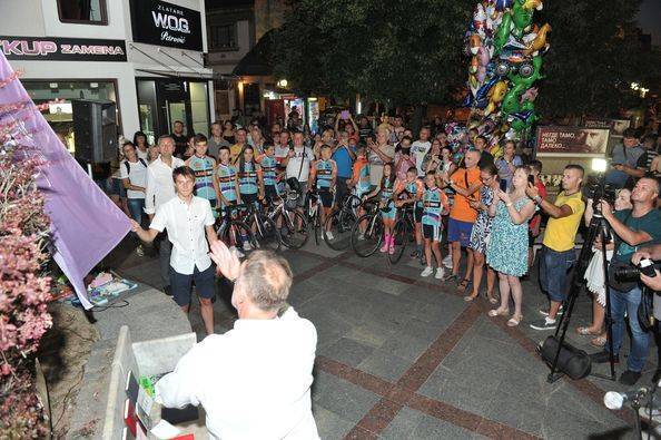 tv1-05-08-2022-podizanje-zastave-festivala-biciklista-Bogdan-A-Sputnjik-FOTO-Dragan-Krunic-Objektiva.rs-Valjevo-naslovna-tv1.jpg 35. Tešnjarske večeri 2022. godine