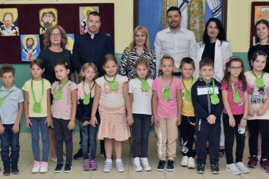 01-09-2022-Gradonacelik-Valjeva-Lazar-Gojkovic-u-OS-Sveti-Sava-u-Popuckama-sa-prvacima-povodom-urucenja-udzbenika-zajednicka-fb-Objektiva.rs-Valjevo.jpg