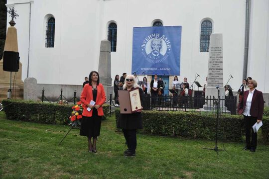 22 septembar 2022 Brankovina porta Crkve Svetih Arhandjela svečanost uručenja nagrade za najbolji putopisni roman književnica, prof. dr Sanja Domazet Violeta Milošević direktorka valjevske Biblioteke FOTO Dragan Krunić FOTO Objektiva.rs Valjevo