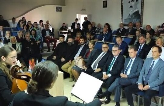 07-10-2022-Tehnicka-skola-Valjevo-otvaranje-Trening-centra-Objektiva.rs-Valjevo-2-svecana-sala-program.jpg
