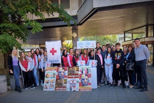 Crveni-krst-Valjevo-i-volonteri-iz-srednje-Medicinske-skole-akcija-na-Gradskom-trgu-u-Valjevu-povodom-18-oktobar-Evropski-dan-trgovine-ljudima.jpg