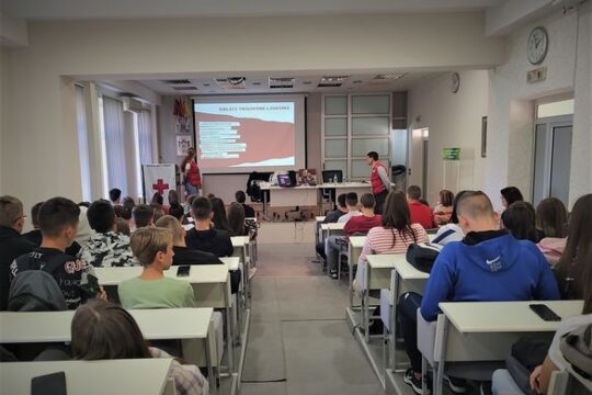 Crveni-krst-Valjevo-i-volonteri-iz-srednje-Medicinske-skole-akcija-na-Gradskom-trgu-u-Valjevu-povodom-18-oktobar-Evropski-dan-trgovine-ljudima-predavanje-u-Poljoprivrednoj