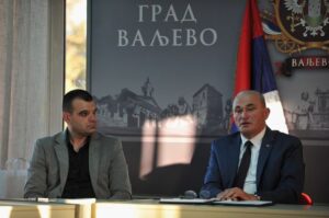 NVO Salvos 01-11-2022-tribina-Kacanovski-i-direktor-Kancelarije.jpg FOTO Dragan Krunić Objektiva.rs Valjevo