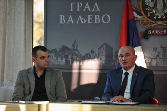 NVO Salvos 01-11-2022-tribina-Kacanovski-i-direktor-Kancelarije.jpg FOTO Dragan Krunić Objektiva.rs Valjevo