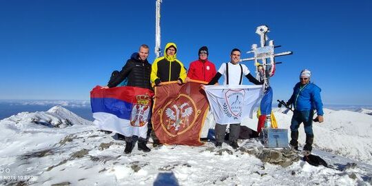 14-11-2022-Visokogorci-u-Rumuniji-poziraju-sa-zastavama.jpg Objektiva.rs Valjevo