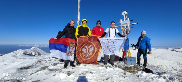 14-11-2022-Visokogorci-u-Rumuniji-poziraju-sa-zastavama.jpg Objektiva.rs Valjevo