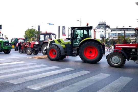 Traktor-kod-Narodnog-pozorista-u-Novom-Sadu-FOTO-Snezana-Jakovljevic-Krunic