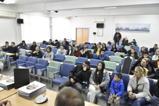 uRUCENJE-RESENJA-O-STIPENDIJAMA-ROMSKIM-UCENICIMA-I-STUDENTIMA Grad Valjevo prenosi Objektiva.rs