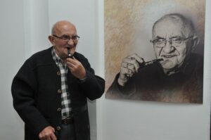 Milos-Jevtic-novinar-i-publicista-kraj-svog-portreta-u-Galeriji-slavnih-Valjevske-gimnazije-petak-23-decembar-2022-FOTO-Dragan-Krunic-Objektiva.rs-Valjevo