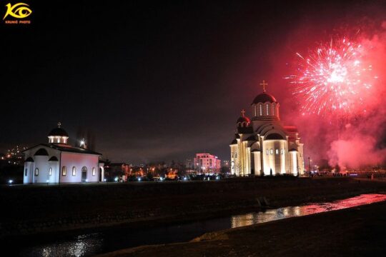 Badnje-vece-vatromet-kod-Sabornog-Hrama-Vaskrsenja-Hristovog-06-01-2023-foto-Dragan-Krunic-Objektiva.rs-iz-Valjeva