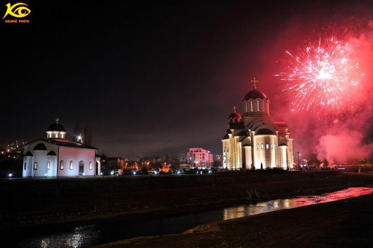 Badnje-vece-vatromet-kod-Sabornog-Hrama-Vaskrsenja-Hristovog-06-01-2023-foto-Dragan-Krunic-Objektiva.rs-iz-Valjeva