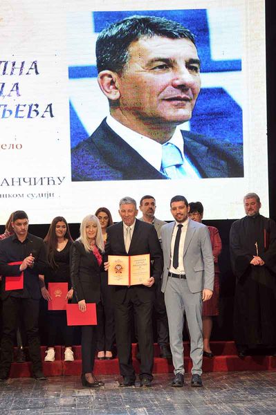 Tomislav-Jovancic-sa-urucenja-nagrade-Grada-Valjeva-2022.-godine-FOTO-Dragan-Krunic-Objektiva.rs